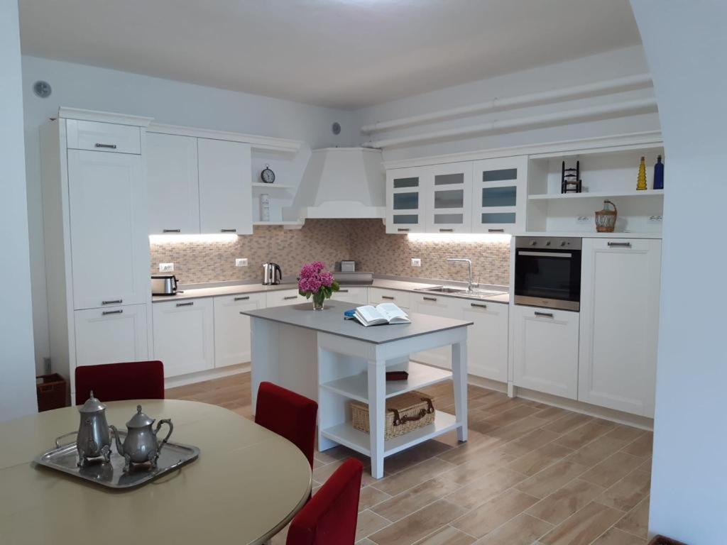 Big Apartment With Lake View And Two Bedrooms Sala Comacina Exteriér fotografie
